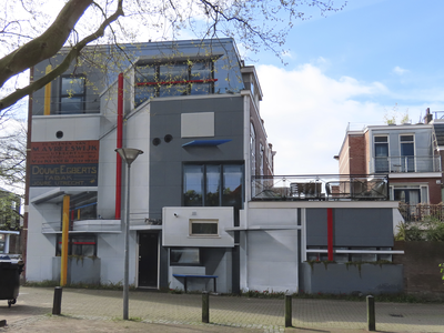 902367 Gezicht op de muurschildering met een vrije interpretatie van het Rietveld-Schröderhuis (Prins Hendriklaan), ...